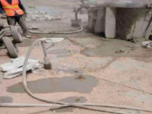 乐山水泥混凝土路面板底注浆技术 路面脱空注浆整治方案